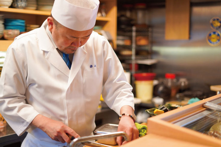 調理する店主写真