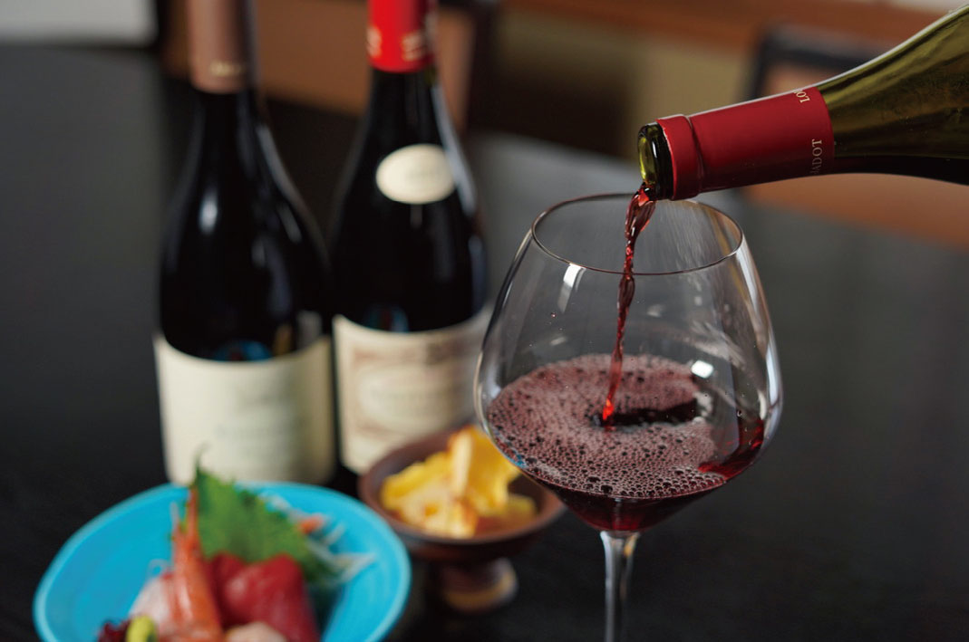 刺身の横でワインをいれる